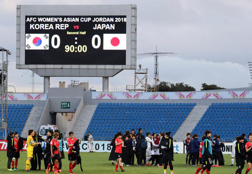 日本対韓国　スコアレスドローにおわり、引き揚げる日本と韓国の両チーム（撮影・浅見桂子）