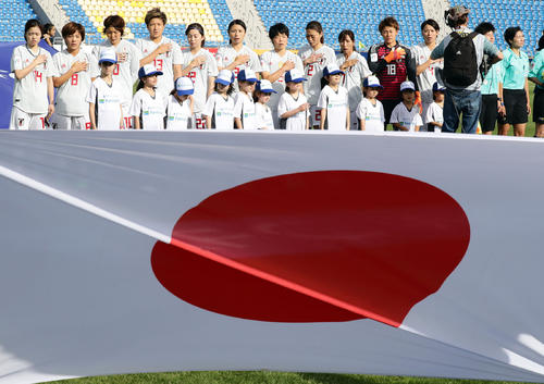 日本対オーストラリア　日の丸を舞えに君が代斉唱する日本の選手たち（撮影・浅見桂子）