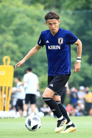 宇佐美３バックの２列目で 持ち味 の攻撃力発揮だ 日本代表 日刊スポーツ