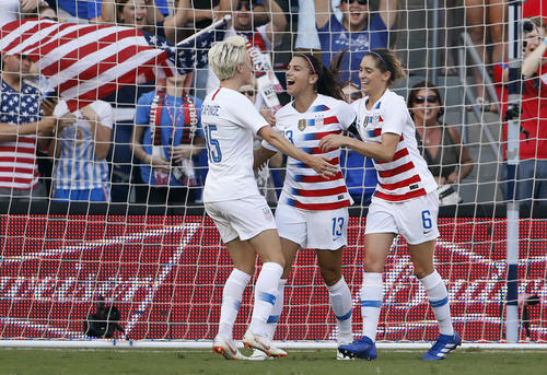 前半、モーガン（１３）のゴールを喜ぶ米国の選手たち（ＡＰ）