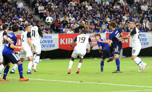 日本対コスタリカ　前半、先制ゴールを決める佐々木（右から3人目）（撮影・江口和貴）