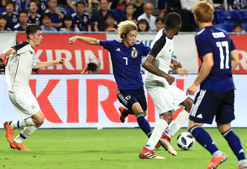 日本対コスタリカ　後半、ゴールを決める伊東（撮影・江口和貴）