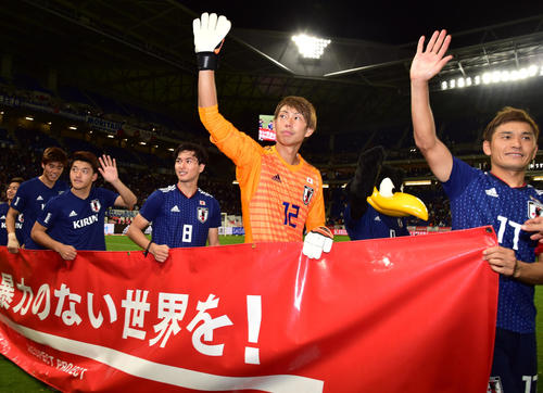 快勝し笑顔で場内1周を行う青山敏弘（右）ら選手たち（撮影・清水貴仁）