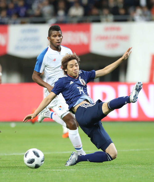 前半、クロスに飛び込んだ伊東純也（撮影・河野匠）