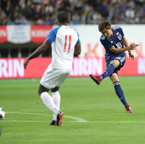 日本対パナマ　後半、シュートを放つ三竿健斗（撮影・河野匠）