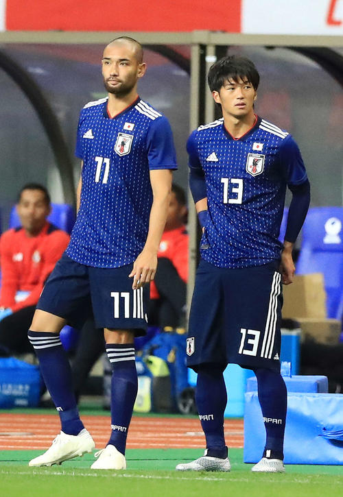 日本対パナマ　後半、途中出場する北川（右）と川又（撮影・江口和貴）