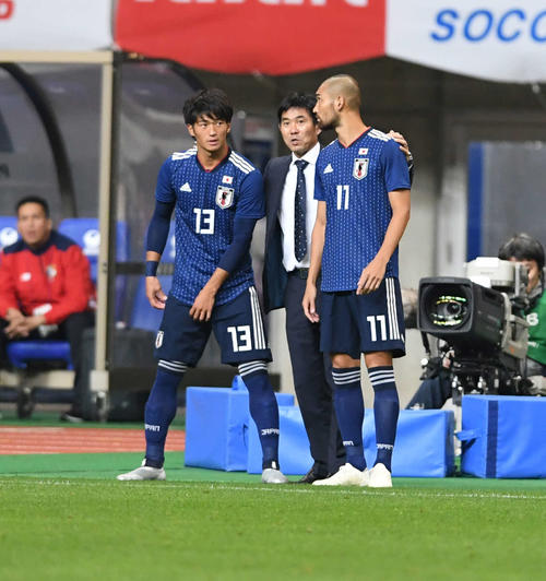 北川（左）、川又（右）を送り出す森保監督