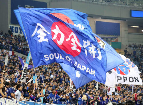 日本対ウルグアイ　試合前、盛り上がるサポーター（撮影・河野匠）