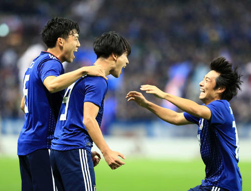 前半、先制ゴールを決めた南野（中央）に駆け寄る中島（右）。左は遠藤（撮影・江口和貴）