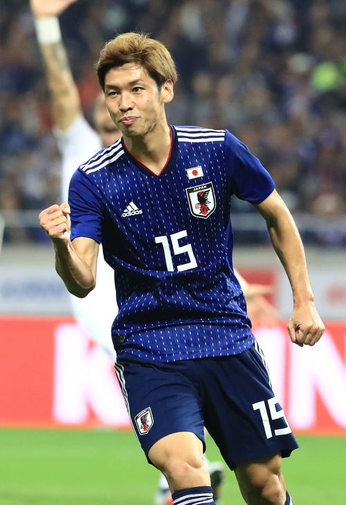 得点を奪いガッツポーズする大迫（撮影・江口和貴）