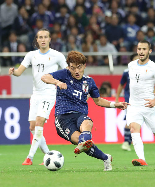 後半、左足でゴールを奪う堂安（撮影・河野匠）