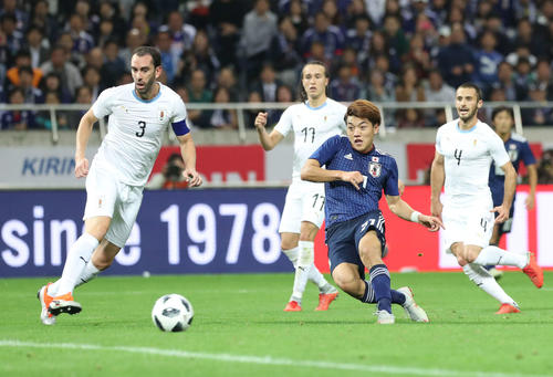 後半、左足でゴールを奪う堂安（撮影・河野匠）