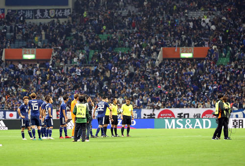 試合終了後、ウルグアイイレブンが整列せずに引き揚げ、ピッチには日本イレブンだけが残った（撮影・河野匠）