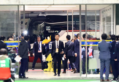 日本対ベネズエラ　試合開始約40分前にスタジアムに到着した日本代表を乗せたバス（撮影・江口和貴）