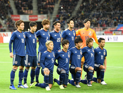 日本対キルギス　試合前、写真に納まる日本代表のスタメンメンバー（撮影・横山健太）