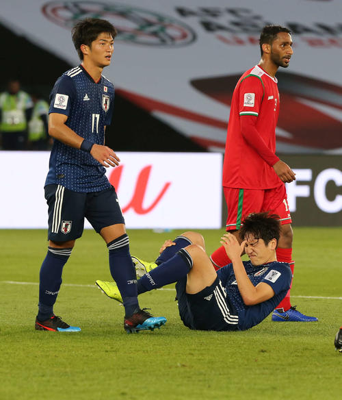日本対オマーン　前半、相手に倒されPKを得る原口（中央）（撮影・河野匠）
