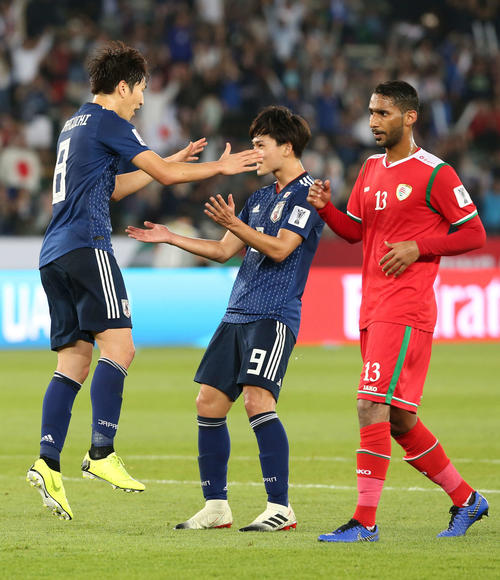 日本対オマーン　前半、PKを決め喜ぶ原口（左）と南野（中央）（撮影・河野匠）