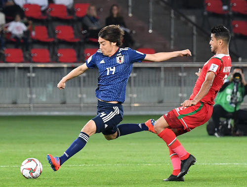 日本対オマーン　後半、シュートを放つ伊東（撮影・横山健太）