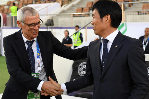 試合前に握手を交わす森保一監督（右）とクペル監督（撮影・横山健太）