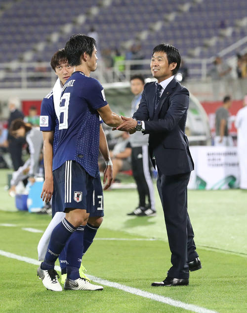 試合後、笑顔で塩谷（左手前）と握手を交わす森保監督（撮影・河野匠）