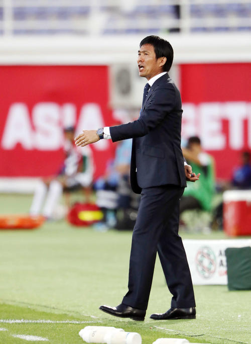 日本対ウズベキスタン　前半、選手に指示を出す森保監督（撮影・河野匠）