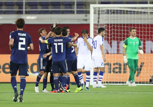 前半、同点ゴールを決めた武藤を祝福する日本の選手達（撮影・河野匠）