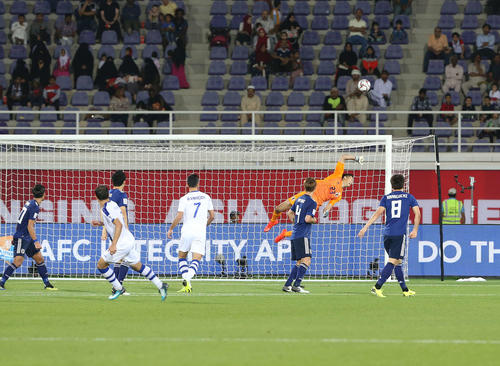 後半、好セーブを見せるGKシュミット・ダニエル（右から2人目）（撮影・河野匠）