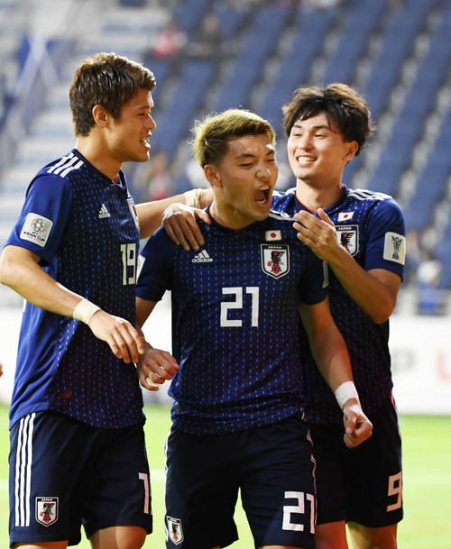 日本対ベトナム 後半、PKを決め喜ぶ堂安(中央)(撮影・横山健太)