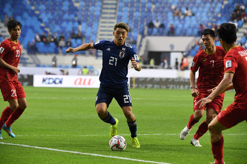 日本対ベトナム 前半、ドリブルする堂安(撮影・横山健太)