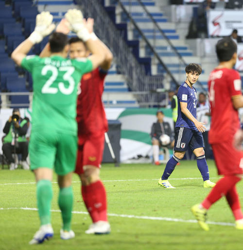 日本対ベトナム 前半、ゴールを決められず悔しそうな表情を見せる南野(撮影・河野匠)
