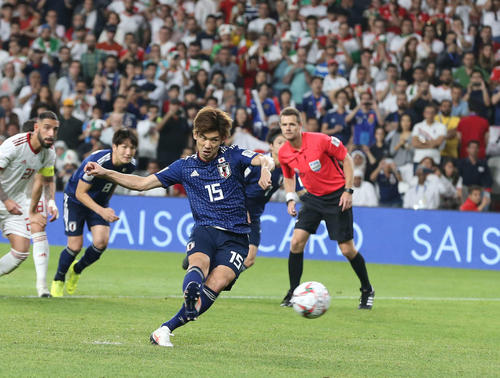 日本対イラン 後半、大迫はこの日2点目となるPKを決める(撮影・河野匠)