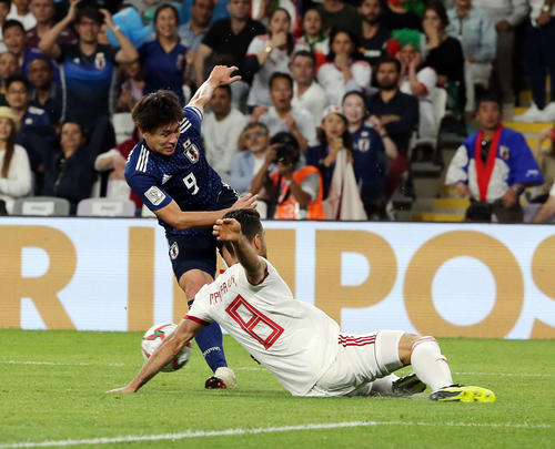 日本対イラン 後半、ゴール前でプーラリガンジ(手前)のハンドを誘う南野。この後、PKとなり大迫が2点目を決めた(撮影・河野匠)