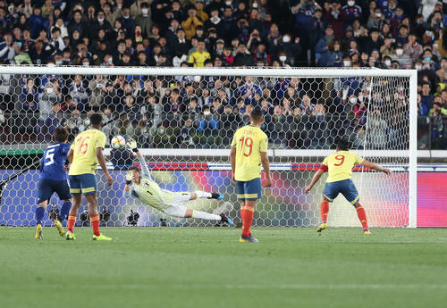 日本対コロンビア 後半、ファルカオ(右)にPKを決められる。GK東口(撮影・河野匠)