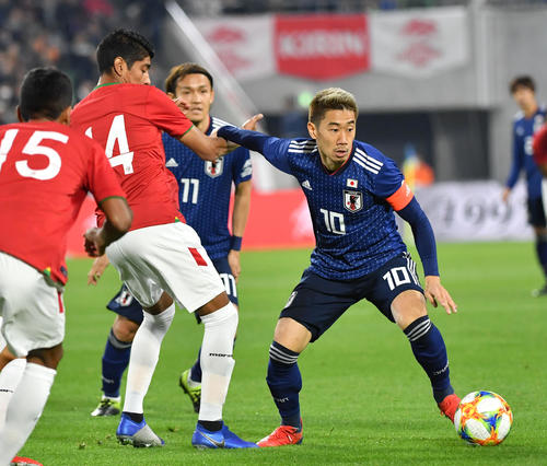 日本対ボリビア 前半、ボールをキープする香川(撮影・横山健太)