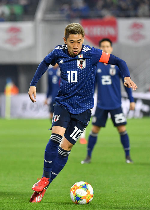 日本対ボリビア 前半、ドリブルをする香川(撮影・横山健太)