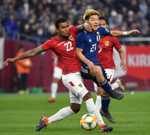 日本対ボリビア 後半、競り合う堂安(右)。左はフシノ(撮影・横山健太)