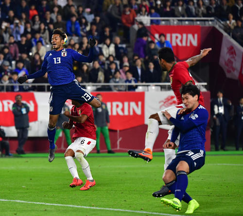 日本対ボリビア 後半、左からのセンタリングに惜しく合わなかった鈴木武蔵(撮影・清水貴仁)