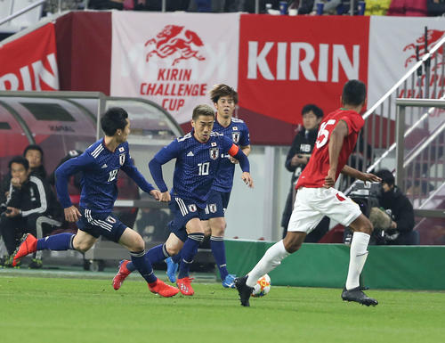 日本対ボリビア 前半、ドリブルする香川(左から2人目)(撮影・河野匠)