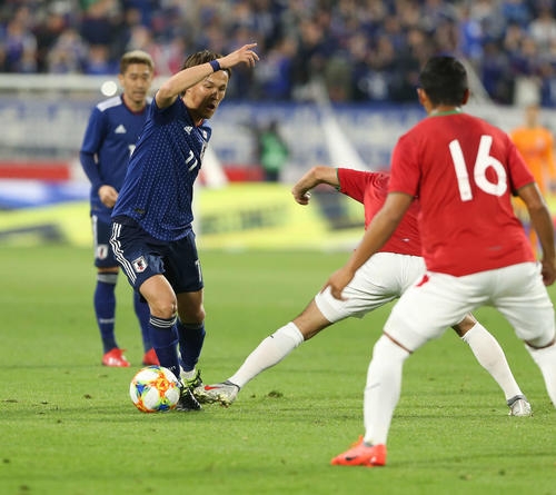 日本対ボリビア 前半、競り合う宇佐美(撮影・河野匠)