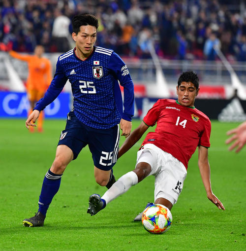 日本対ボリビア 前半、ドリブルをする小林祐希(撮影・清水貴仁)