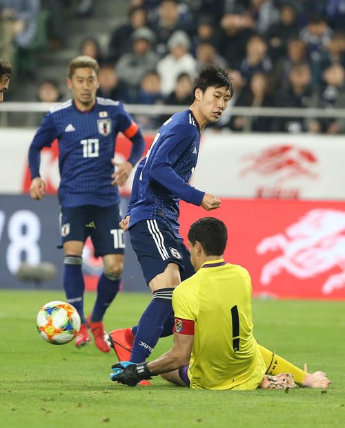 日本対ボリビア 後半、シュートを放つ鎌田(撮影・河野匠)