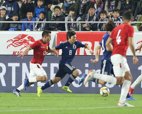 日本対ボリビア 後半、ドリブルをする中島(撮影・河野匠)