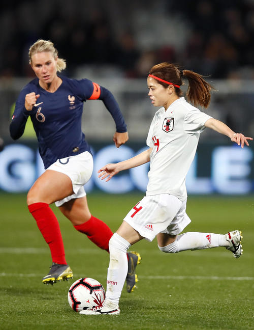 フランスとボールを競り合うなでしこ長谷川唯（AP）