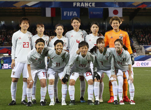 フランス戦を前に写真に納まる日本イレブン。（前列左から）三浦、小林、横山、中島、長谷川。（後列左から）南、杉田、清水、熊谷、鮫島、GK山下（共同）