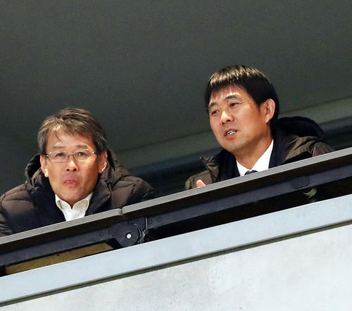 視察に訪れた日本代表の森保監督（右）と関塚技術委員長（撮影・河野匠）