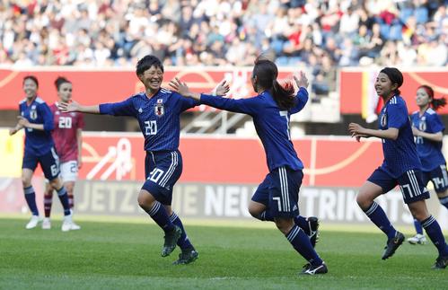 日本対ドイツ　後半、ゴールを決め、喜び駆けだす横山（左）ら（共同）
