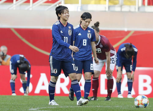 ドイツと引き分けに終わった日本。（手前左から）小林、猶本（共同）