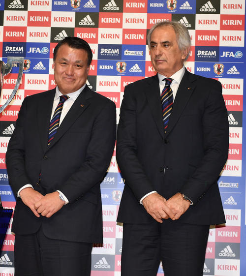 ハリルホジッチ氏（右）と日本サッカー協会の田嶋幸三会長(2016年12月22日撮影)