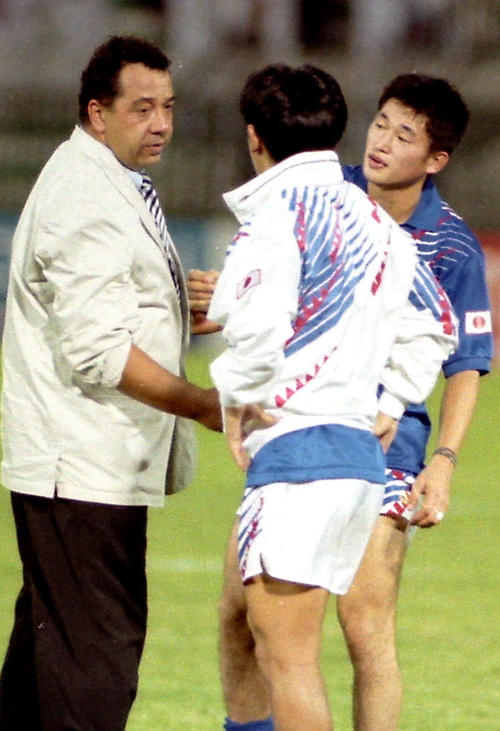 93年10月、イラクと引き分けに終わりW杯予選敗退。カズ（右）をねぎらうオフト監督