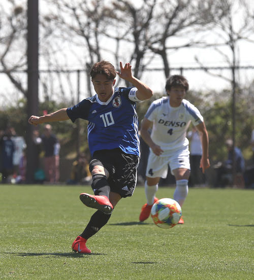 U－20日本代表対全日本大学選抜　前半、PKを決めるU－20日本代表MF阿部（左）